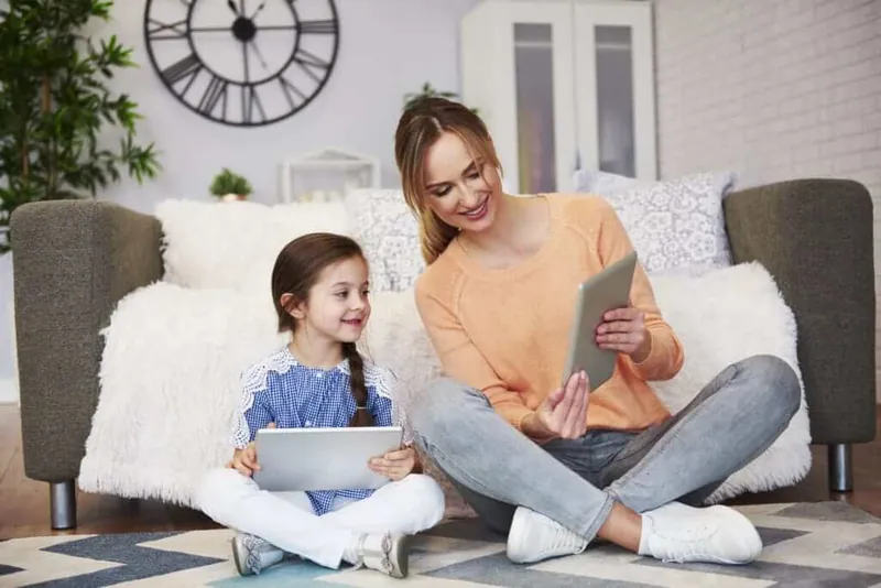 Une maman et sa fille révisent ensemble avec Edidact sur une tablette